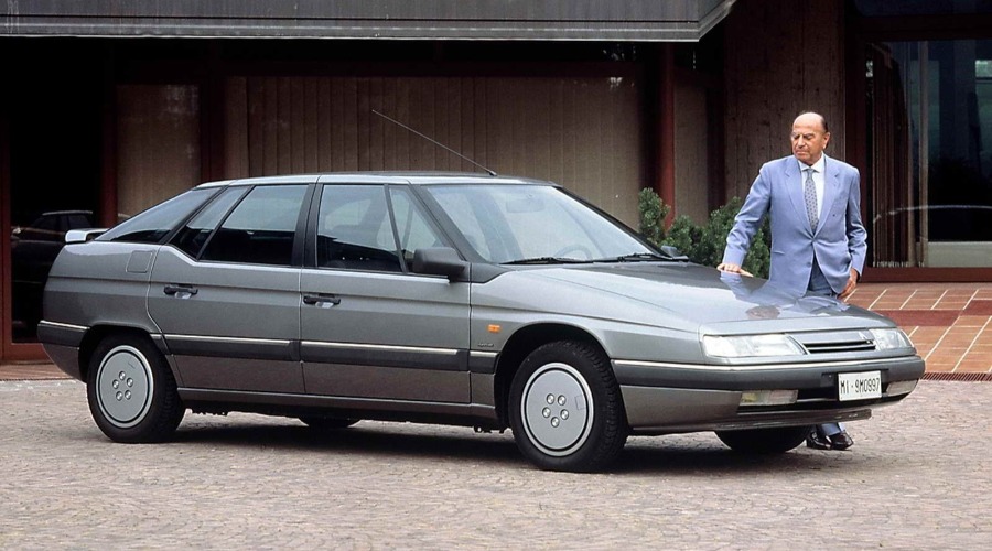 1994 Citroën XM hylles for sitt design og tekniske kvaliteter og nyter beskyttet status som veteranbil. En nær identisk 2001 modell av samme bil må fortsatt vente 6 år før den får samme anerkjennelse.