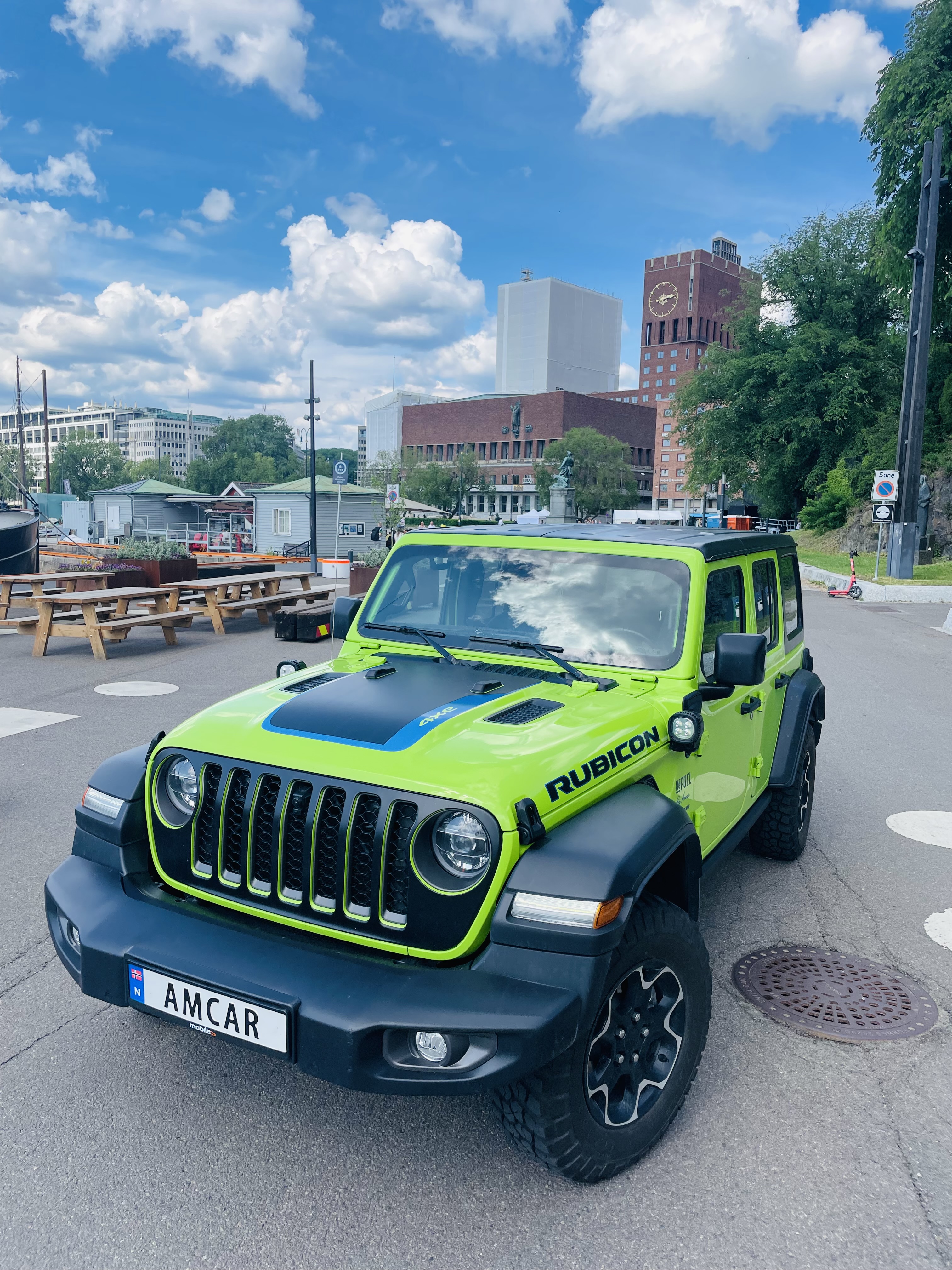 AMCAR / ReFUEL ferdes jevnlig med bil i hovedstaden, her med vår Jeep Wrangler Rubicon foran Oslo rådhus. Foto: AMCAR / ReFUEL