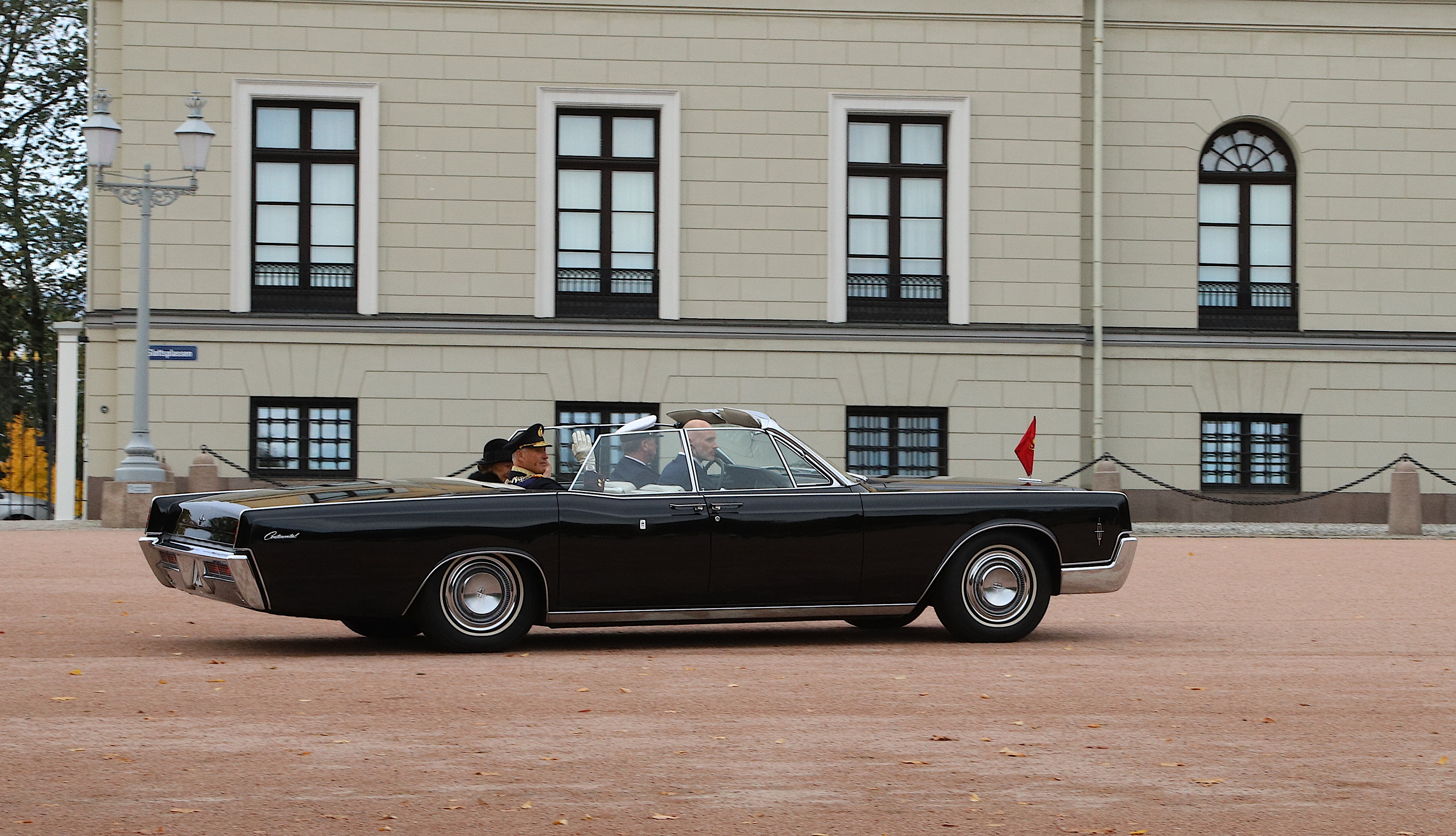 Kongen i sin klassiske Lincoln Continental på Slottsplassen, et av de fremste eksemplene på at kjøretøyhistorien hører hjemme i bybildet. Foto: Ivar Engerud