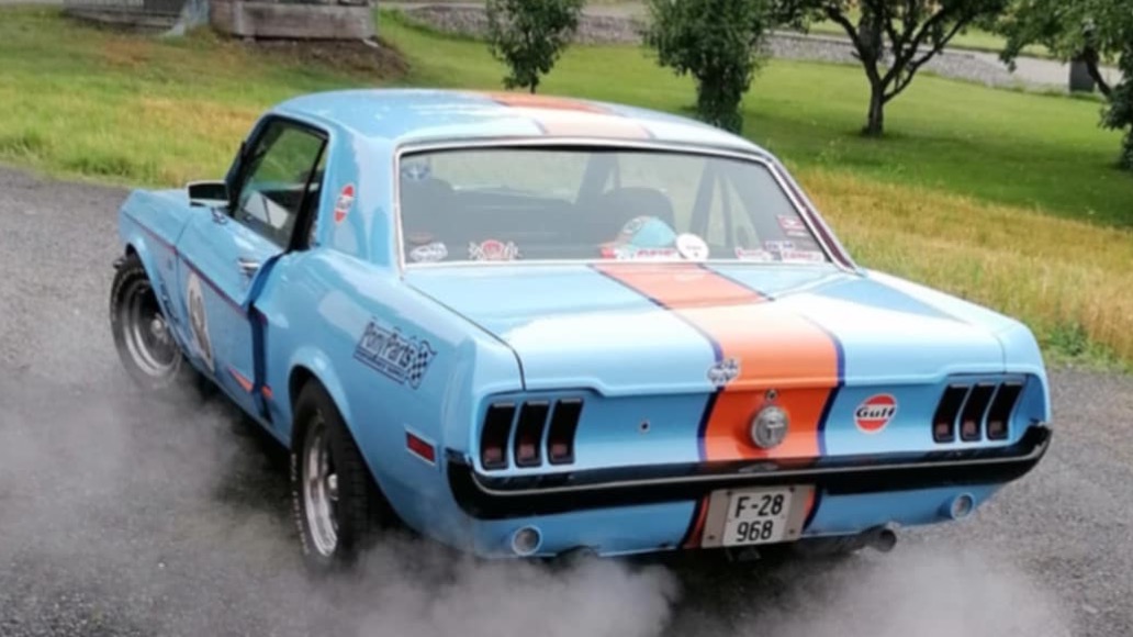 1968 Ford Mustang HY 302 med edelbrock deler