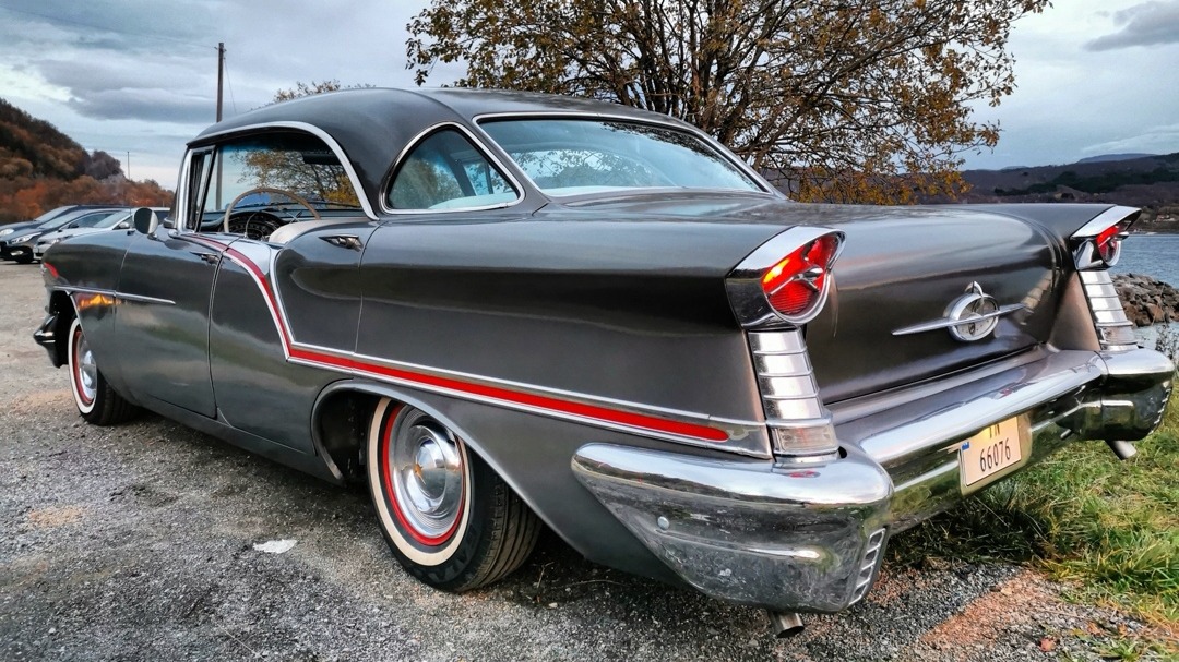 1957 Oldsmobile Super 88 Holiday Sedan 371 Rocket J2 Tri-Power