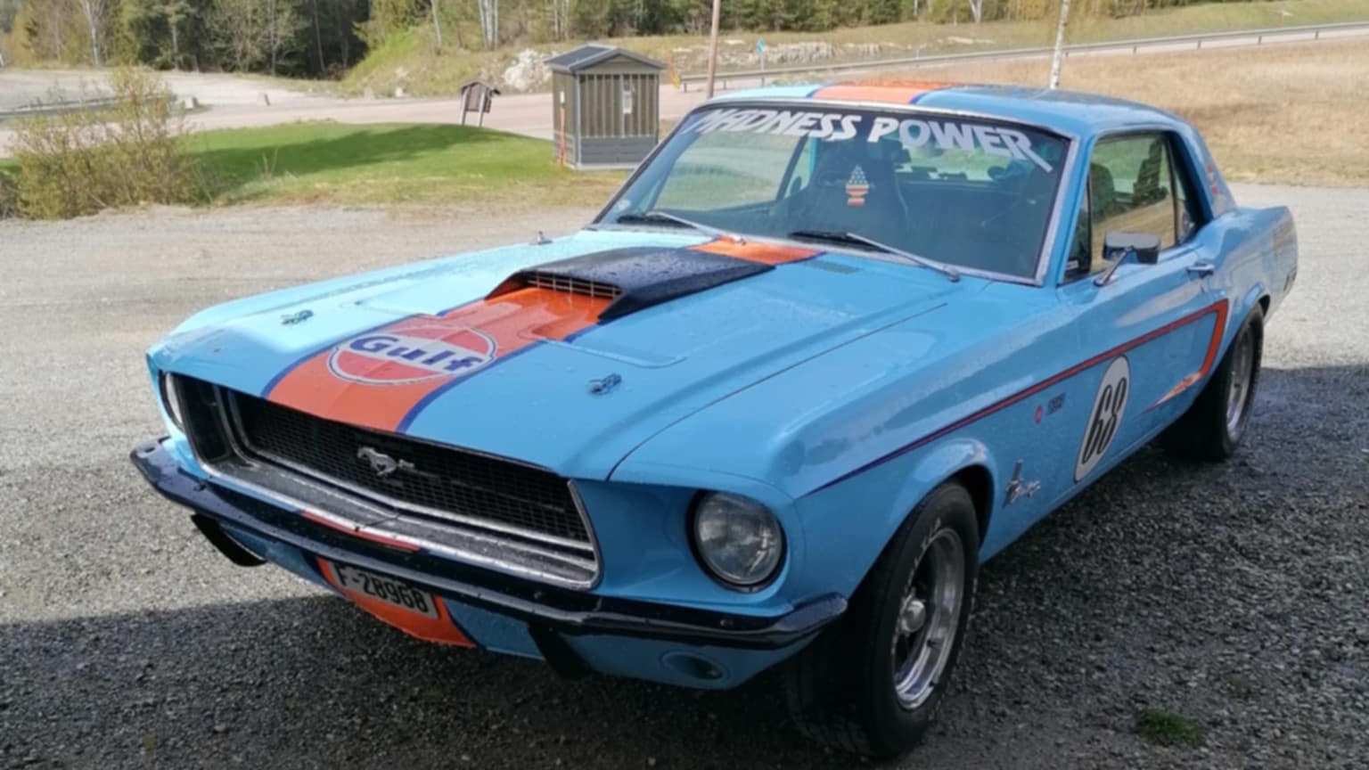 1968 Ford Mustang HY 302 med edelbrock deler
