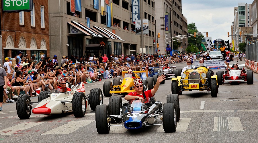 Amerikansk show hører med, og AES 500 Festival Parade er en av USAs største. Alle førerne i Indy 500 deltar her.