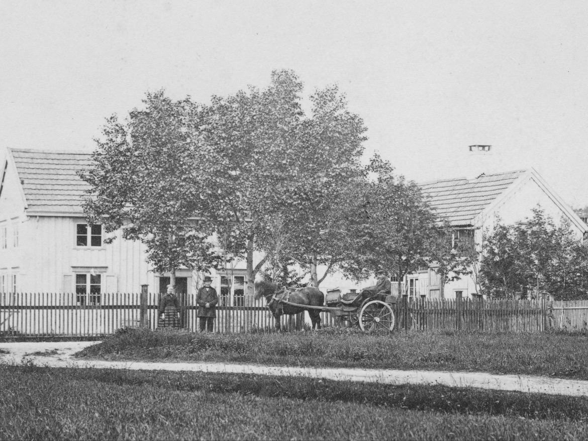 Dette bildet er tatt ved lystgården Lillegården på Lilleby rundt 1870.