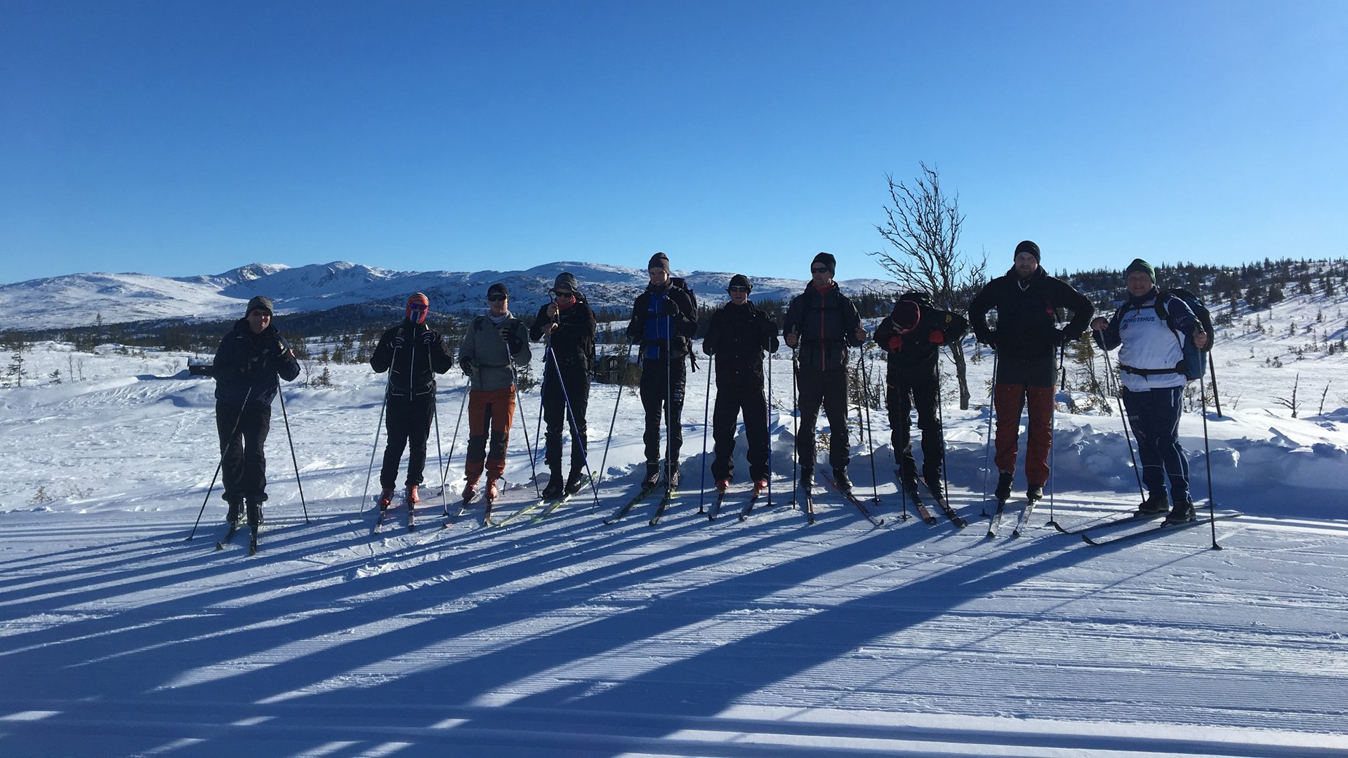 For et par år siden tok vi alle ansatte med på en to-dagers skitur. Her er noen av dem. Samhold skaper trivsel!