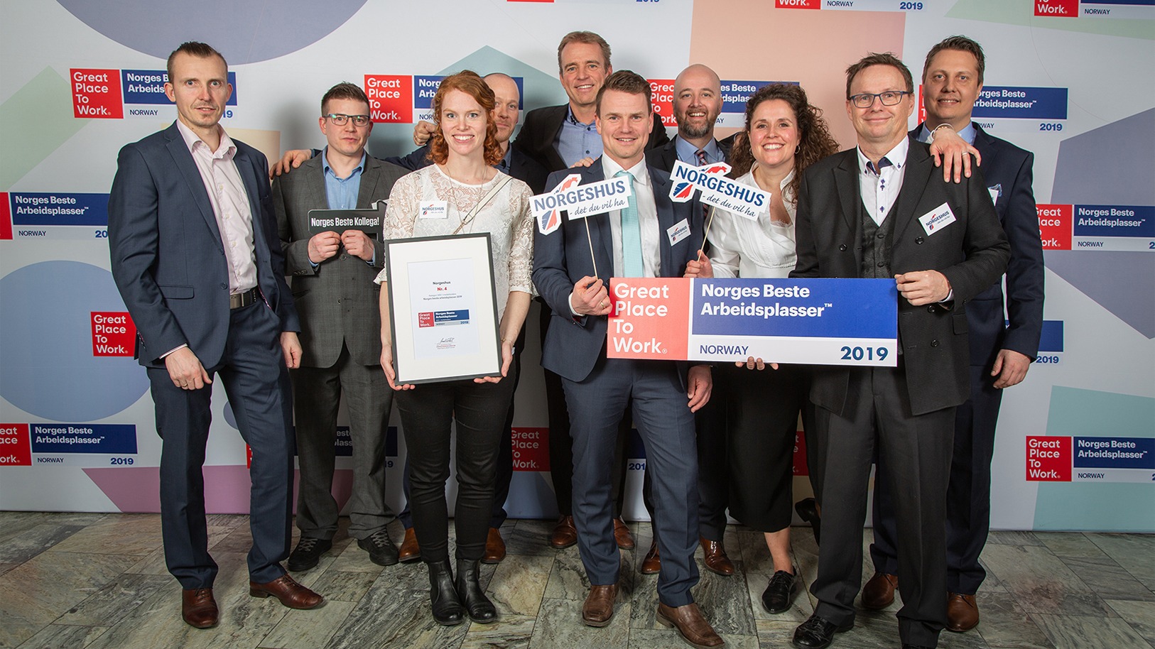 Representanter fra Hovedkontoret og noen av forhandlerne fikk æren av å ta imot prisen for Norges 4. beste arbeidsplass 2019. 