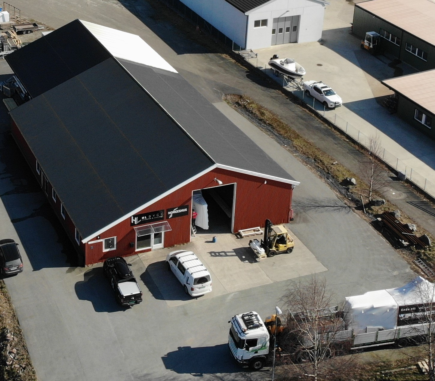 Kontor og produksjonshall er samlokalisert i Grimstad