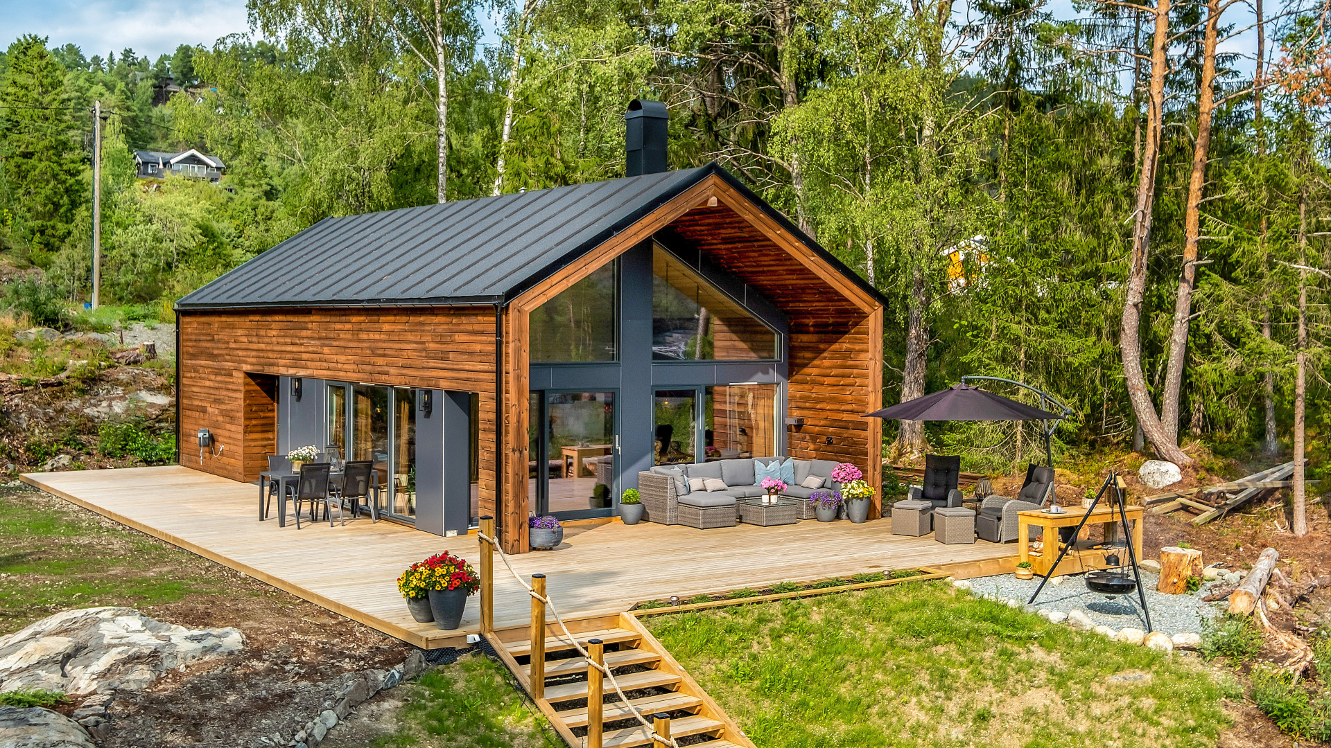 Norgeshus Hytta Koia Moderne Med den enkle bygningskroppen, de enkle detaljene og det lette, slanke taket far koia en stillferdig framtoning i. norgeshus hytta koia moderne