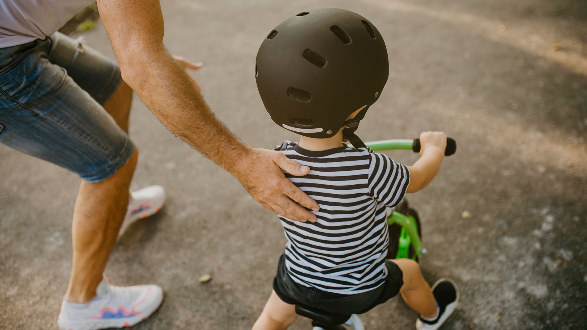 Far som lærer barn å sykle